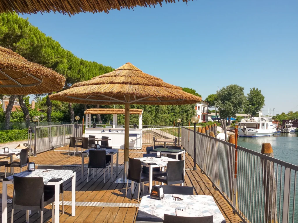 ombrelloni-africani-canna-africana-etnici-esotici-stabilimenti-balneari-lidi-ristoranti-spiagge-parchi-hotel-piscine-010