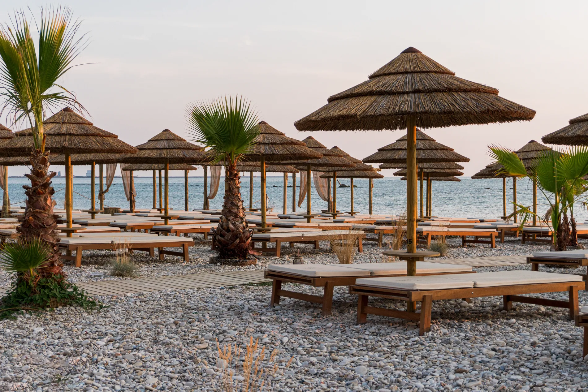 ombrelloni-africani-canna-africana-etnici-esotici-stabilimenti-balneari-lidi-ristoranti-spiagge-parchi-hotel-piscine-011
