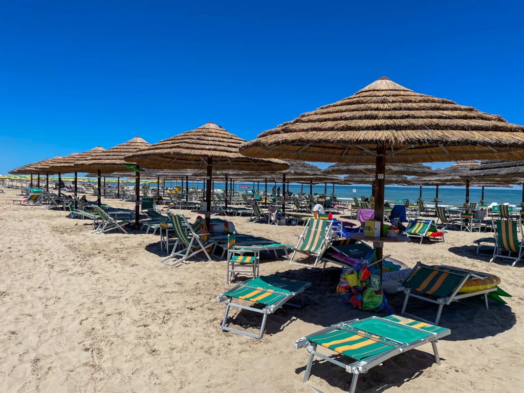 ombrelloni-africani-canna-africana-etnici-esotici-stabilimenti-balneari-lidi-ristoranti-spiagge-parchi-hotel-piscine-016