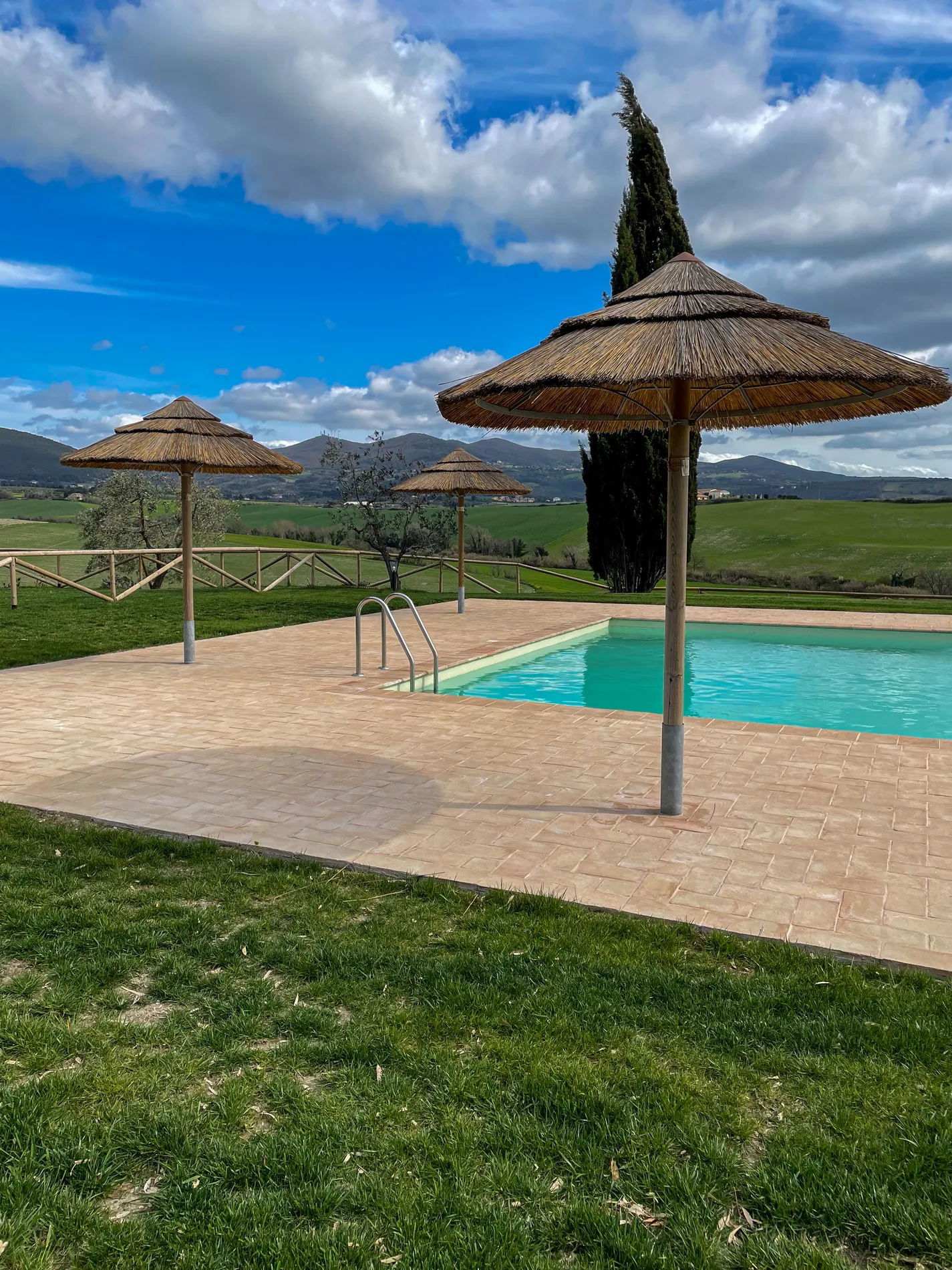 ombrelloni-africani-canna-africana-etnici-esotici-stabilimenti-balneari-lidi-ristoranti-spiagge-parchi-hotel-piscine-017