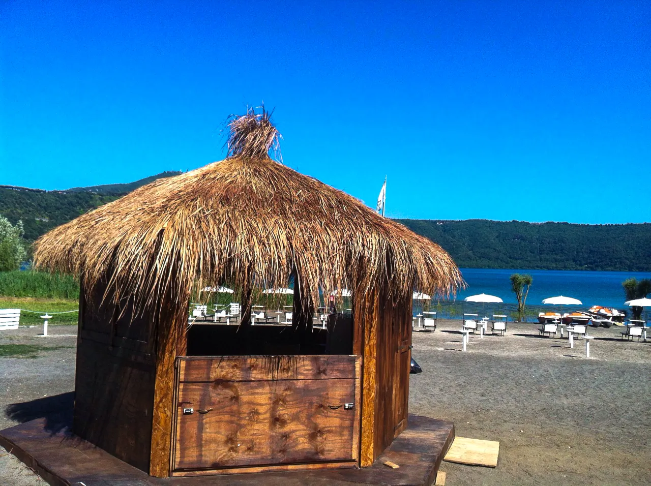 ombrelloni-alang-alang-paglia-africana-intrecciata-etnici-esotici-stabilimenti-balneari-lidi-ristoranti-spiagge-parchi-hotel-piscine-003
