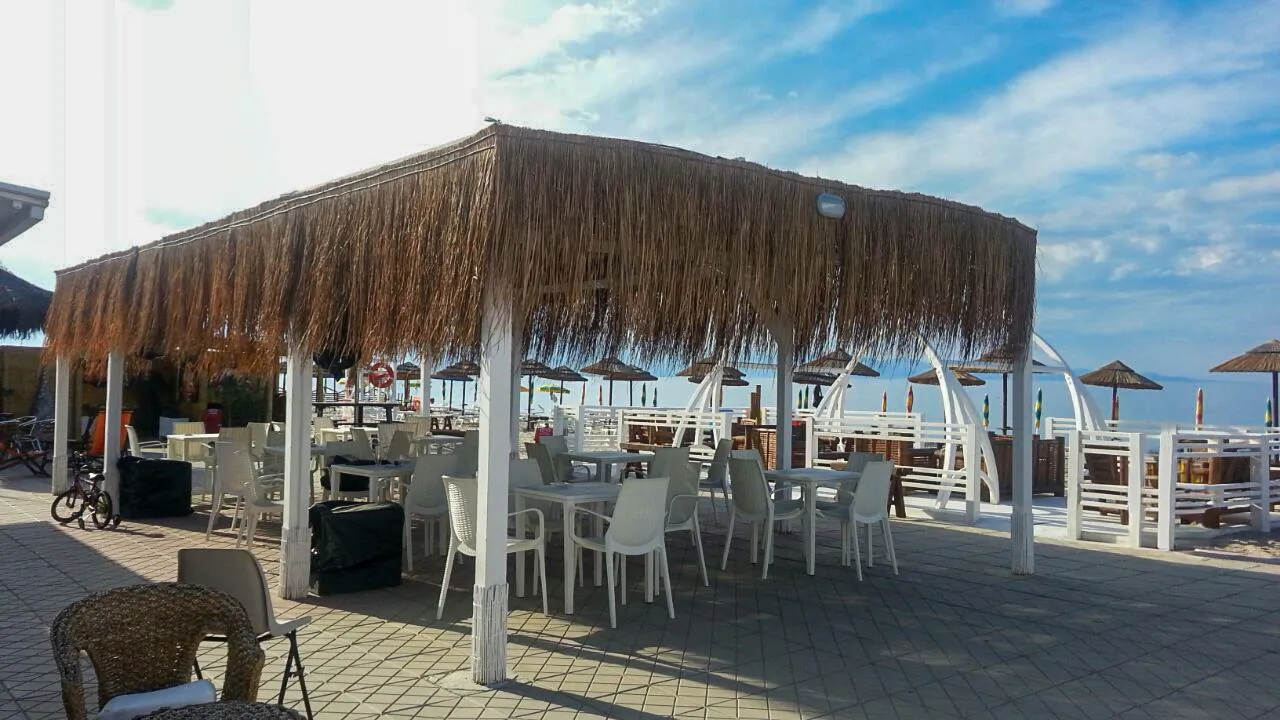 ombrelloni-alang-alang-paglia-africana-intrecciata-etnici-esotici-stabilimenti-balneari-lidi-ristoranti-spiagge-parchi-hotel-piscine-004