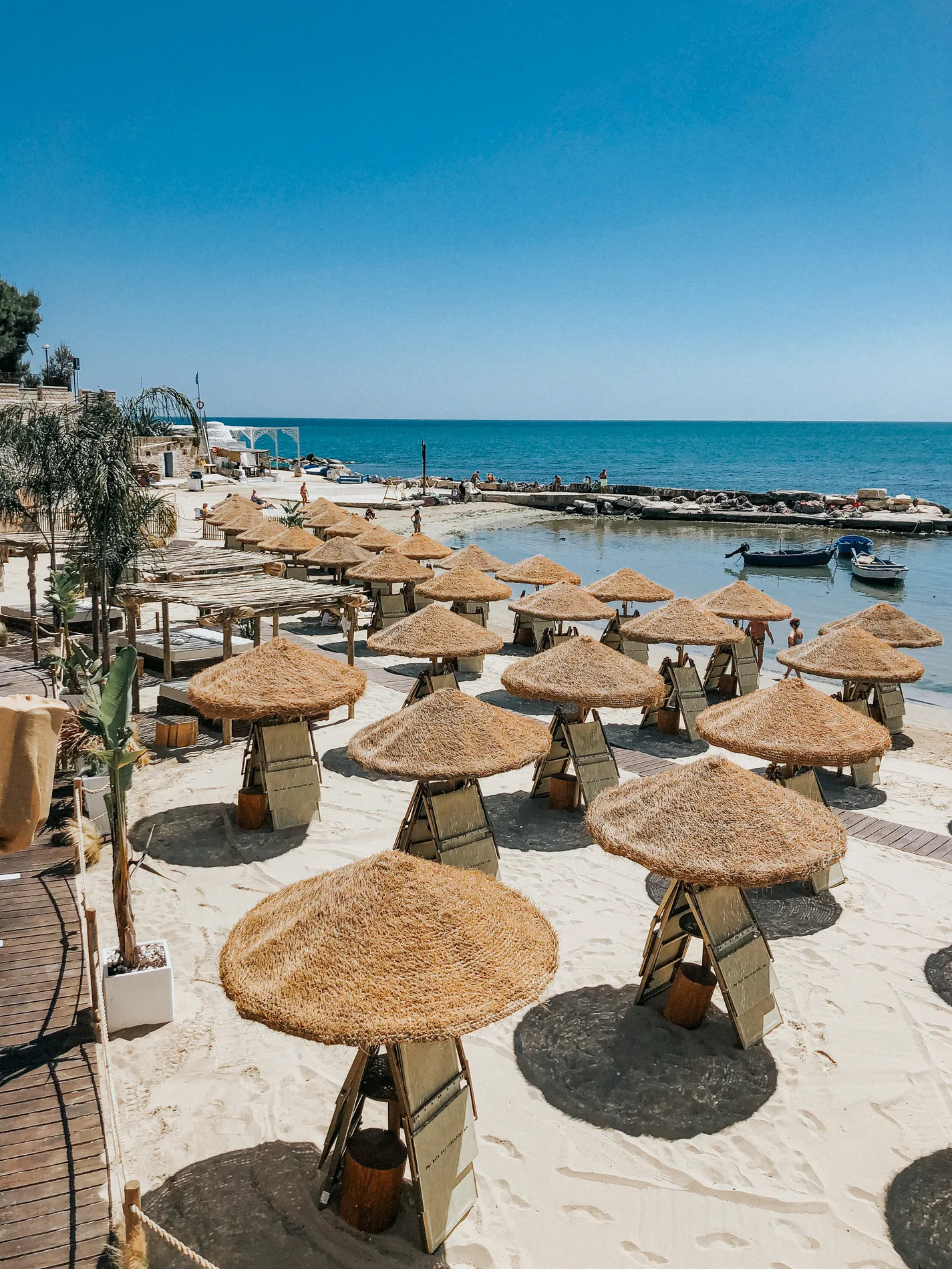 ombrelloni-filamento-erba-naturale-intrecciata-stile-etnico-esotico-stabilimenti-balneari-lidi-ristoranti-spiagge-parchi-hotel-piscine-001