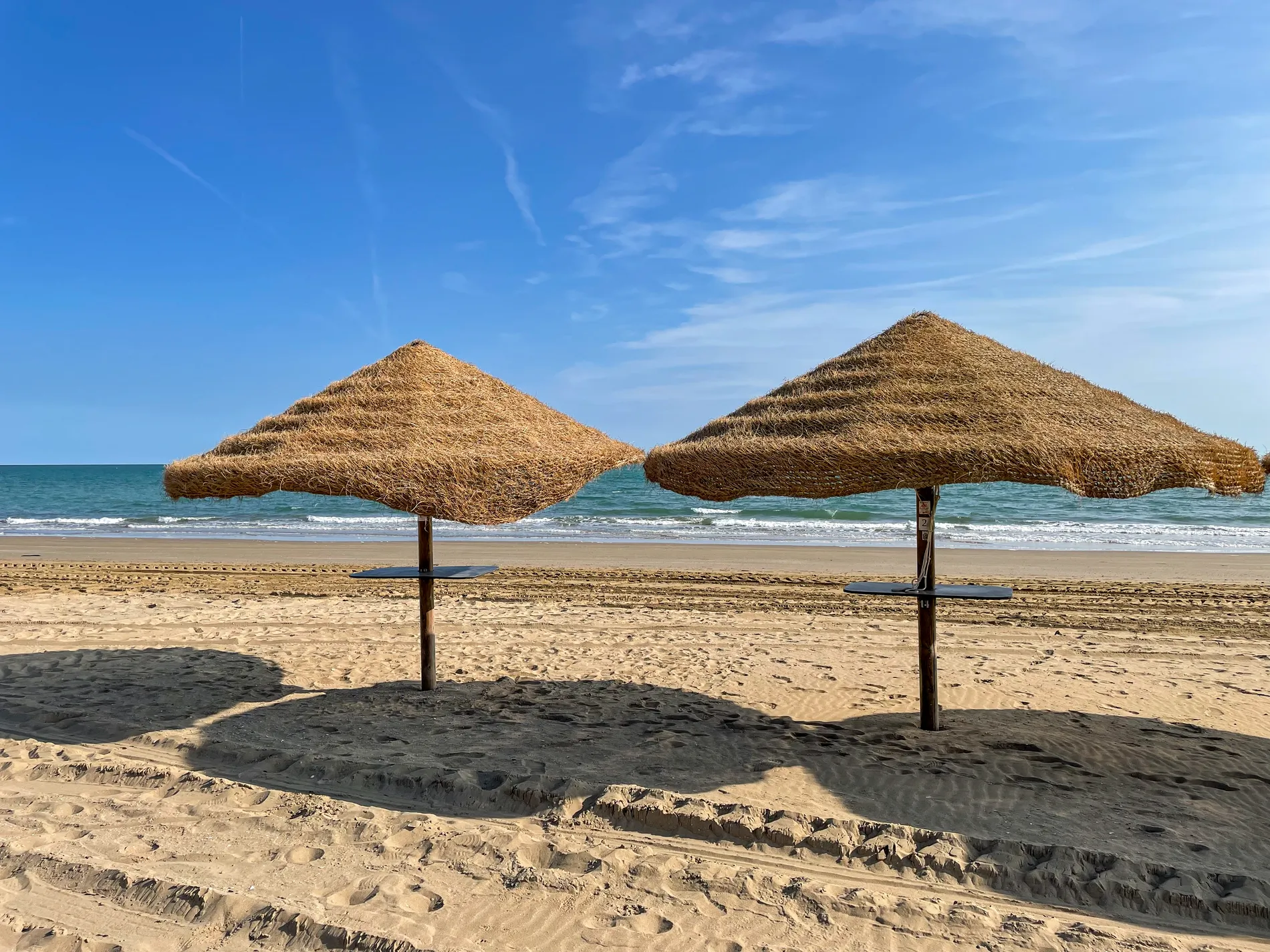 ombrelloni-filamento-erba-naturale-intrecciata-stile-etnico-esotico-stabilimenti-balneari-lidi-ristoranti-spiagge-parchi-hotel-piscine-002