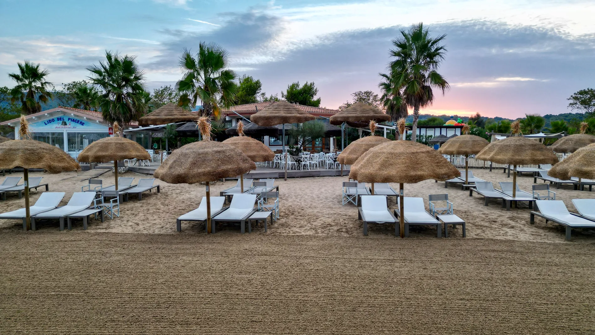 ombrelloni-filamento-erba-naturale-intrecciata-stile-etnico-esotico-stabilimenti-balneari-lidi-ristoranti-spiagge-parchi-hotel-piscine-003