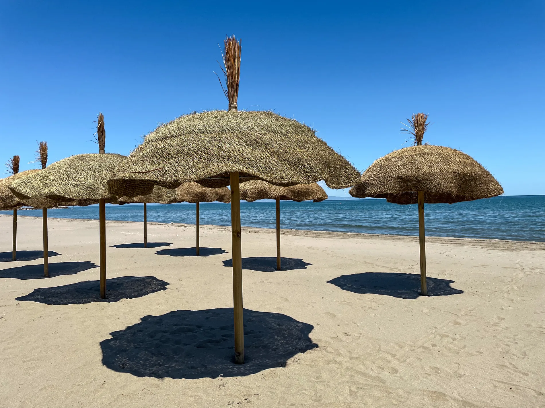 ombrelloni-filamento-erba-naturale-intrecciata-stile-etnico-esotico-stabilimenti-balneari-lidi-ristoranti-spiagge-parchi-hotel-piscine-004