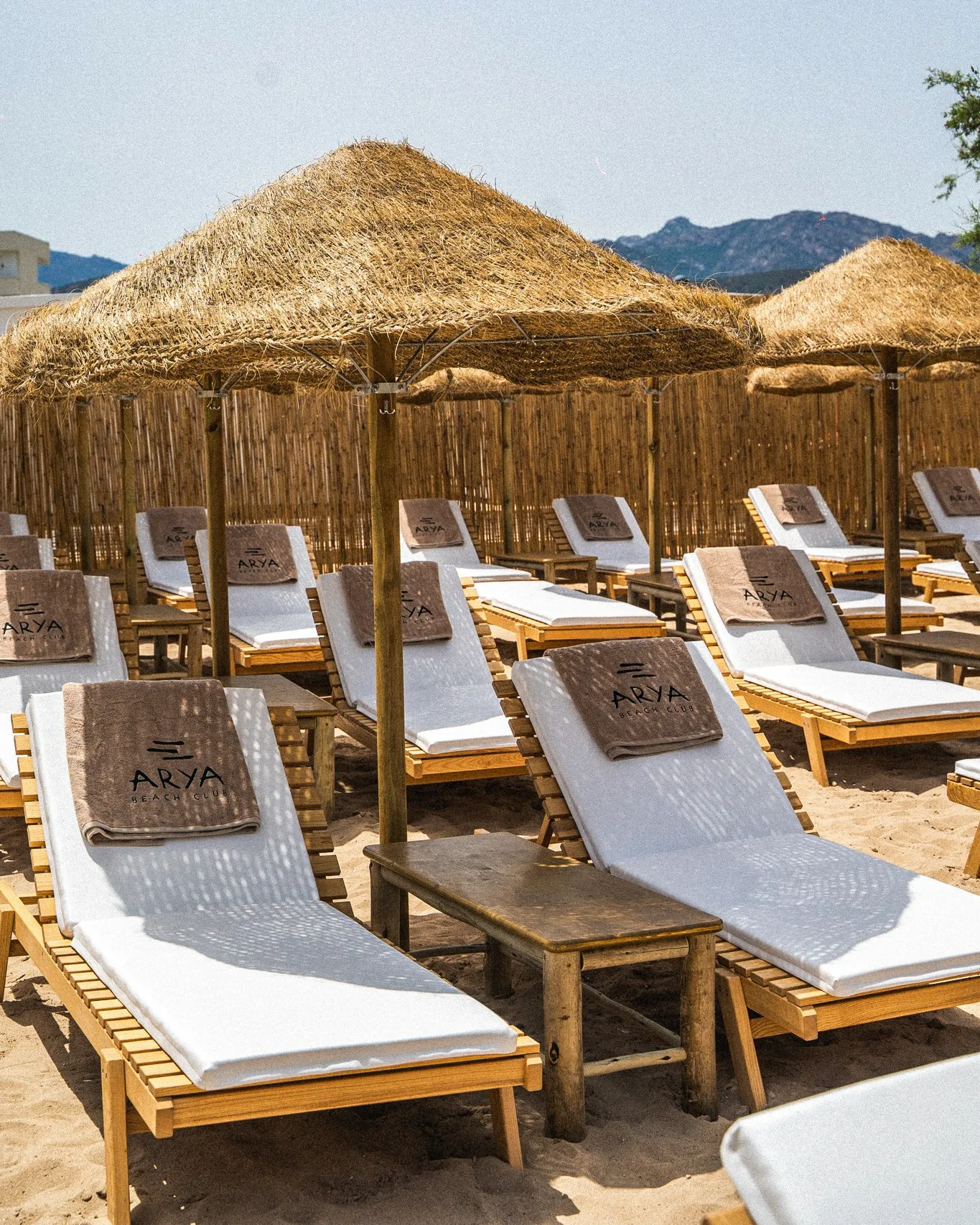 ombrelloni-filamento-erba-naturale-intrecciata-stile-etnico-esotico-stabilimenti-balneari-lidi-ristoranti-spiagge-parchi-hotel-piscine-005