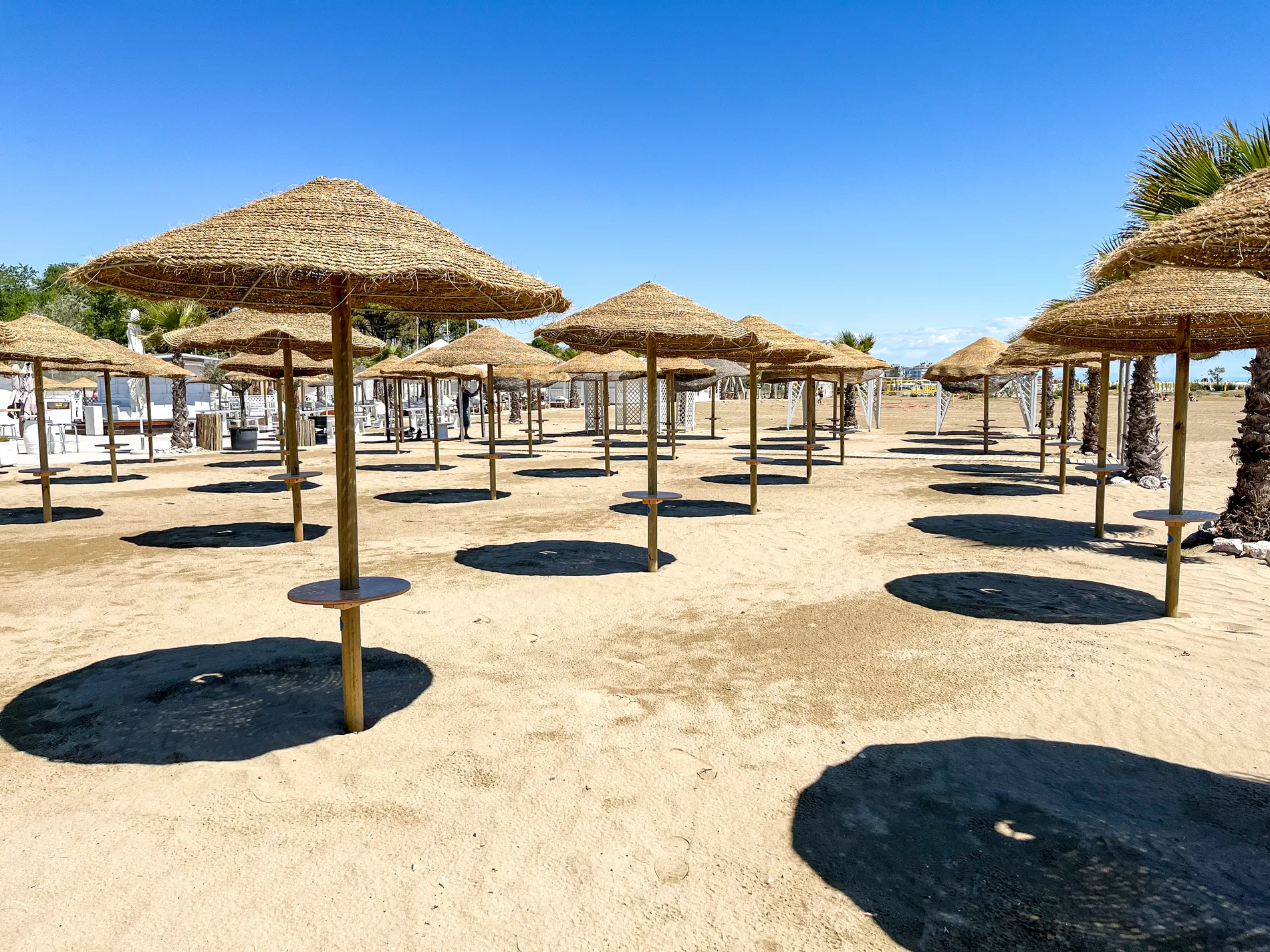 ombrelloni-filamento-erba-naturale-intrecciata-stile-etnico-esotico-stabilimenti-balneari-lidi-ristoranti-spiagge-parchi-hotel-piscine-006