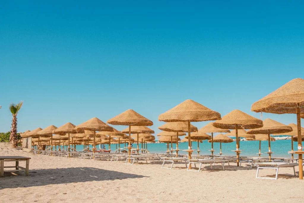 ombrelloni-filamento-erba-naturale-intrecciata-stile-etnico-esotico-stabilimenti-balneari-lidi-ristoranti-spiagge-parchi-hotel-piscine-007