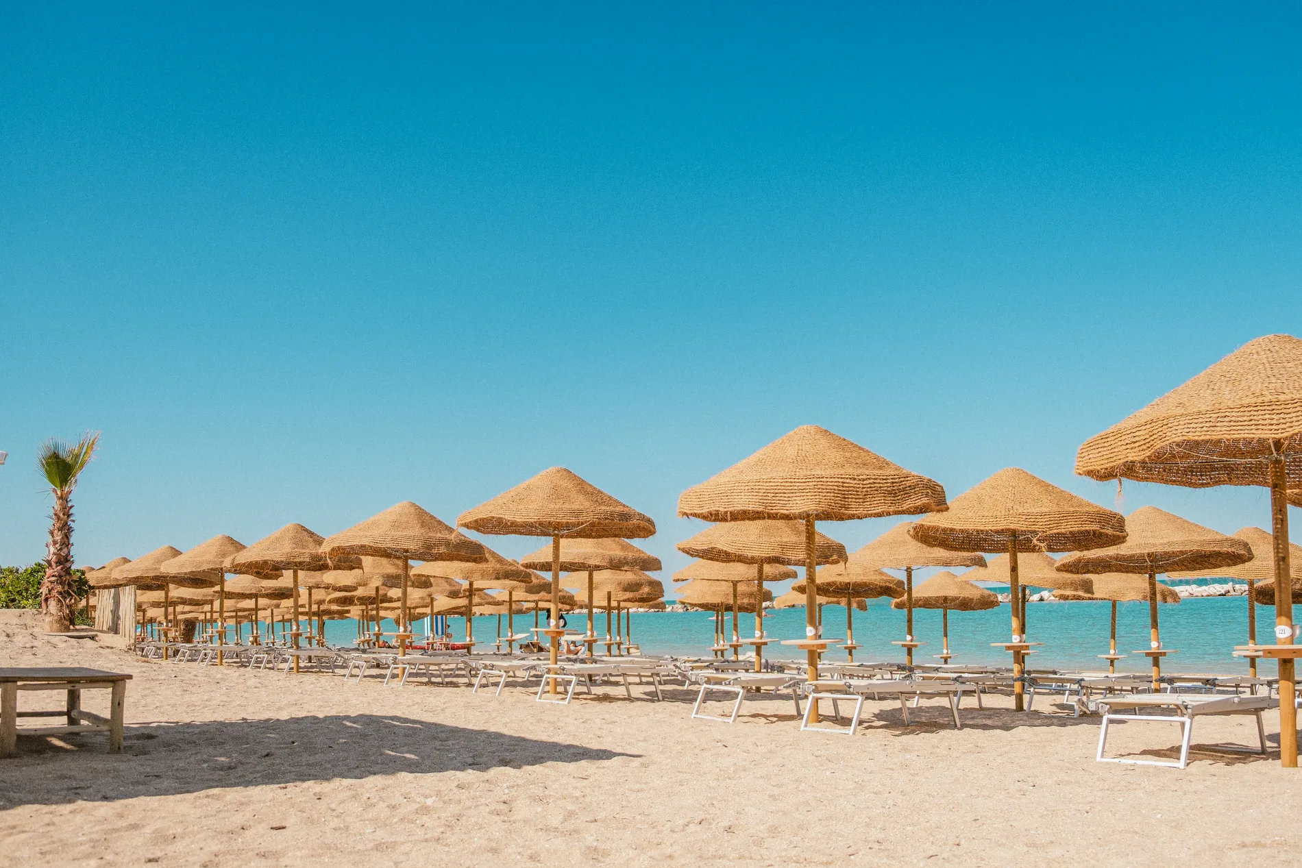 ombrelloni-filamento-erba-naturale-intrecciata-stile-etnico-esotico-stabilimenti-balneari-lidi-ristoranti-spiagge-parchi-hotel-piscine-007