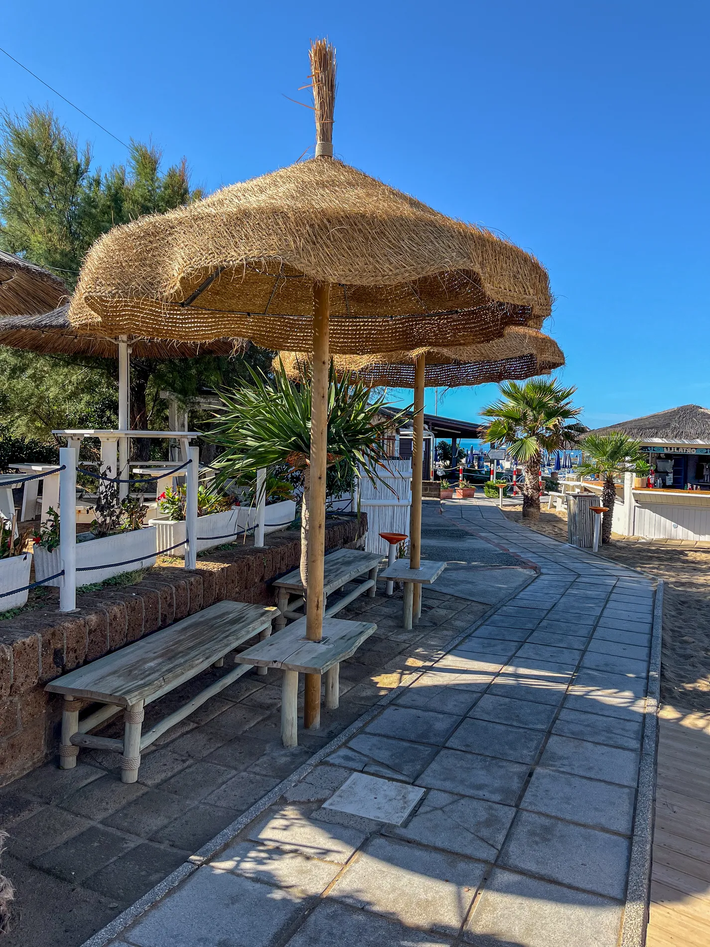 ombrelloni-filamento-erba-naturale-intrecciata-stile-etnico-esotico-stabilimenti-balneari-lidi-ristoranti-spiagge-parchi-hotel-piscine-008
