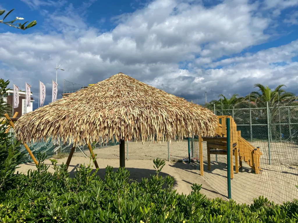 ombrelloni-foglie-palma-sintetica-bianca-gialla-marrone-etnici-esotici-stabilimenti-balneari-lidi-ristoranti-spiagge-parchi-hotel-piscine-031