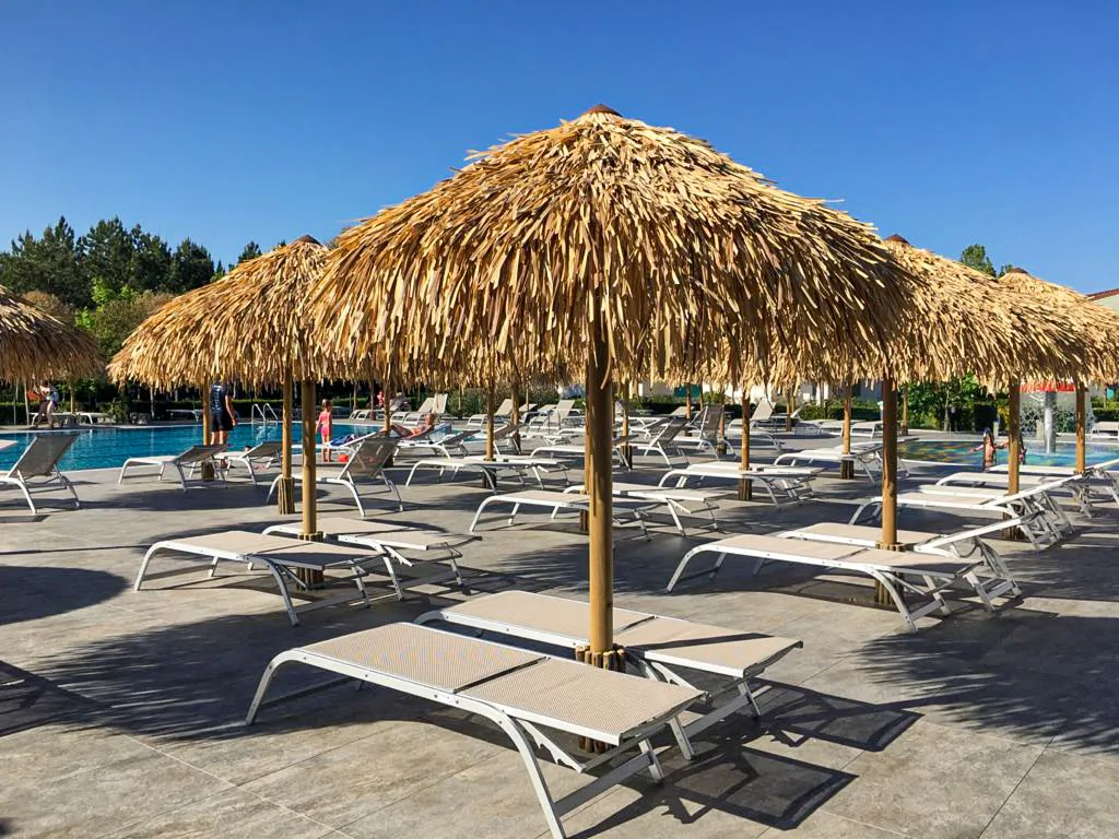 ombrelloni-foglie-palma-sintetica-bianca-gialla-marrone-etnici-esotici-stabilimenti-balneari-lidi-ristoranti-spiagge-parchi-hotel-piscine-033
