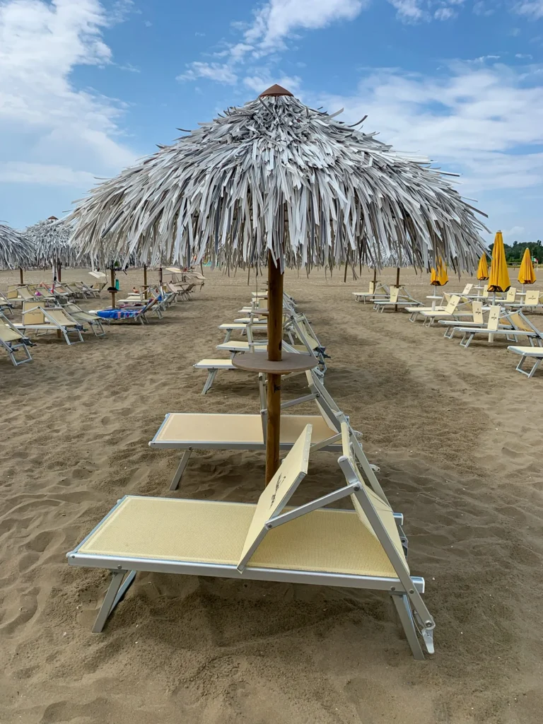 ombrelloni-foglie-palma-sintetica-bianca-gialla-marrone-etnici-esotici-stabilimenti-balneari-lidi-ristoranti-spiagge-parchi-hotel-piscine-037