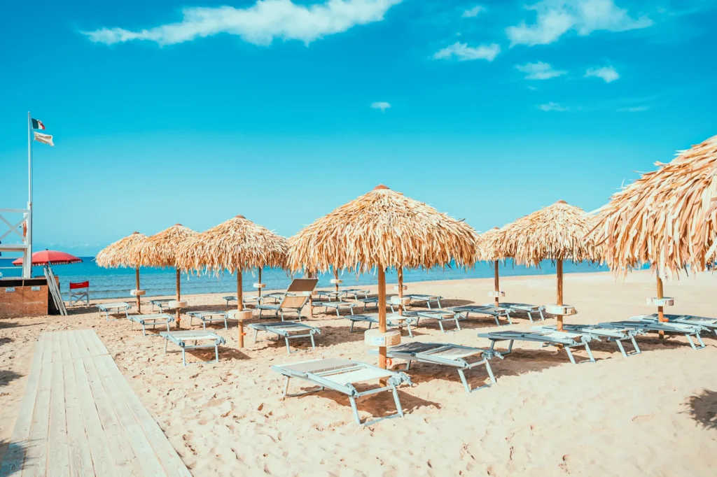 ombrelloni-foglie-palma-sintetica-bianca-gialla-marrone-etnici-esotici-stabilimenti-balneari-lidi-ristoranti-spiagge-parchi-hotel-piscine-039-2