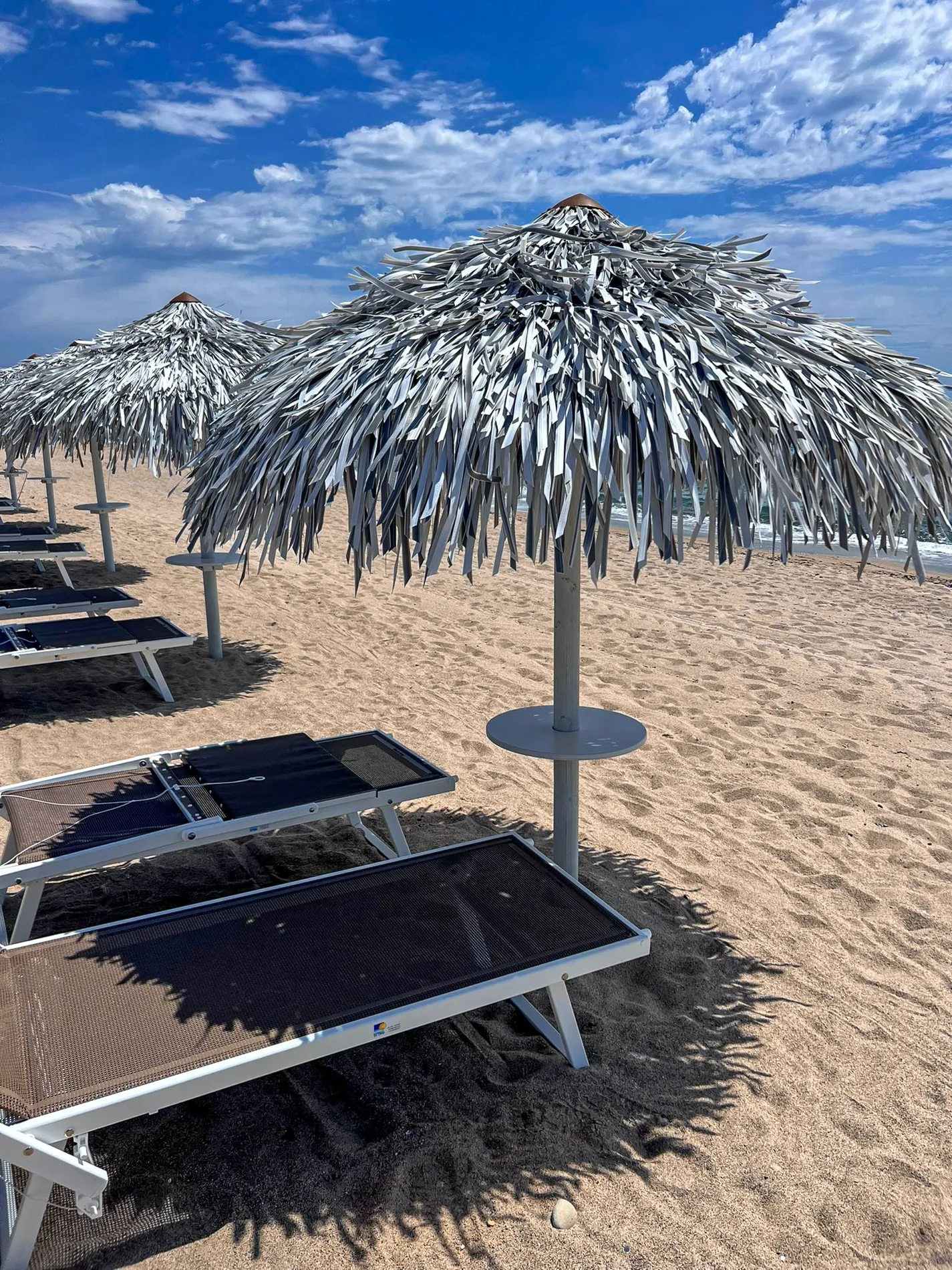ombrelloni-foglie-palma-sintetica-bianca-gialla-marrone-etnici-esotici-stabilimenti-balneari-lidi-ristoranti-spiagge-parchi-hotel-piscine-048