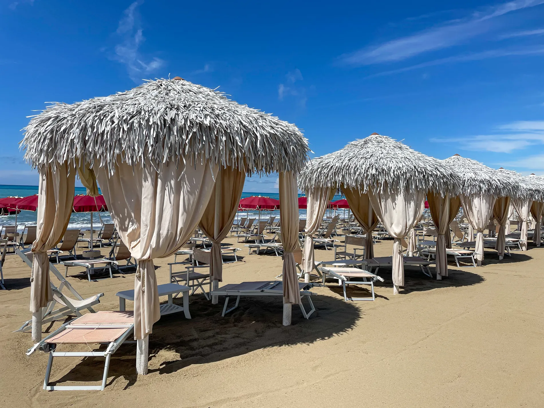 ombrelloni-foglie-palma-sintetica-bianca-gialla-marrone-etnici-esotici-stabilimenti-balneari-lidi-ristoranti-spiagge-parchi-hotel-piscine-049