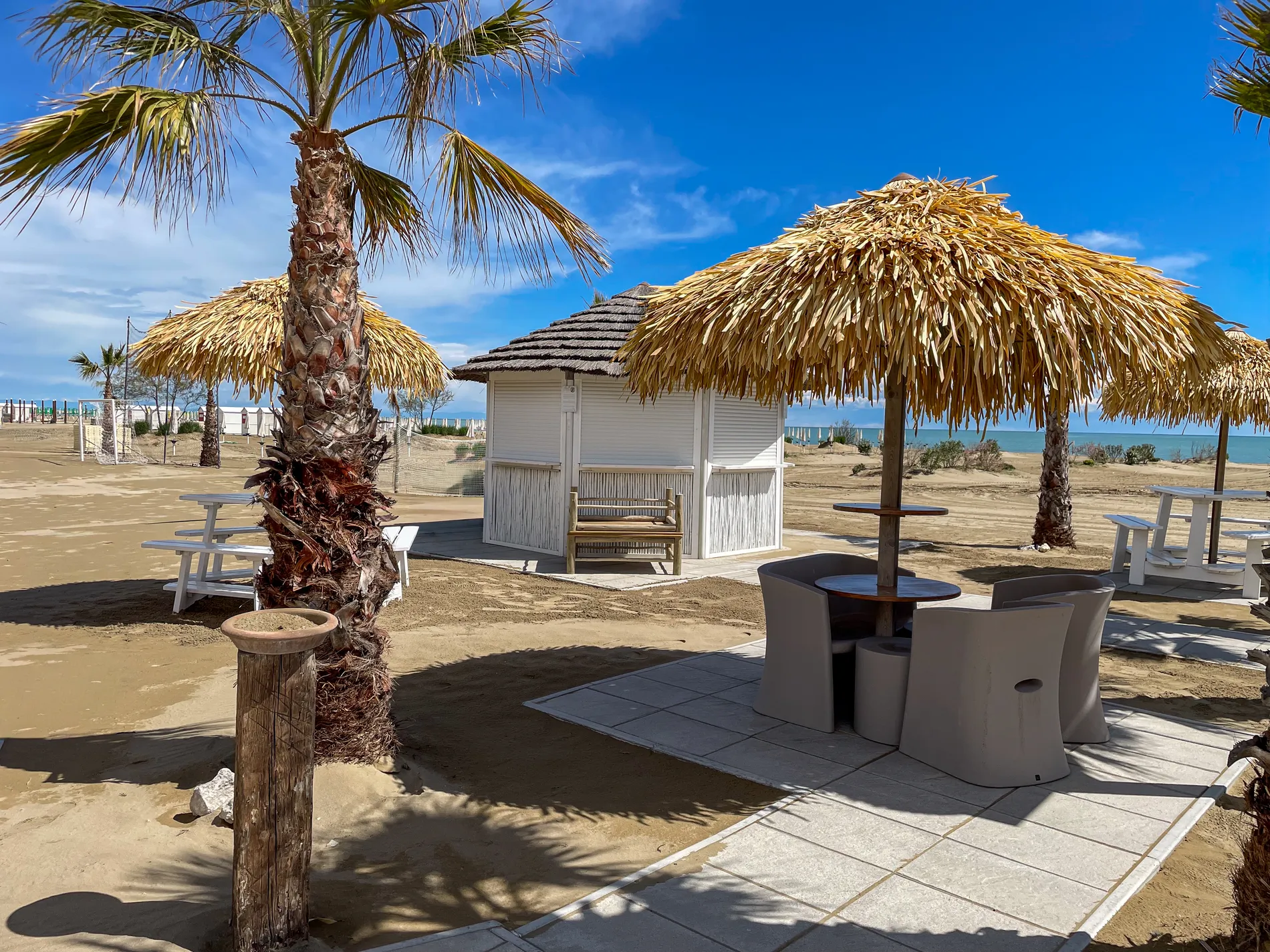 ombrelloni-foglie-palma-sintetica-bianca-gialla-marrone-etnici-esotici-stabilimenti-balneari-lidi-ristoranti-spiagge-parchi-hotel-piscine-054