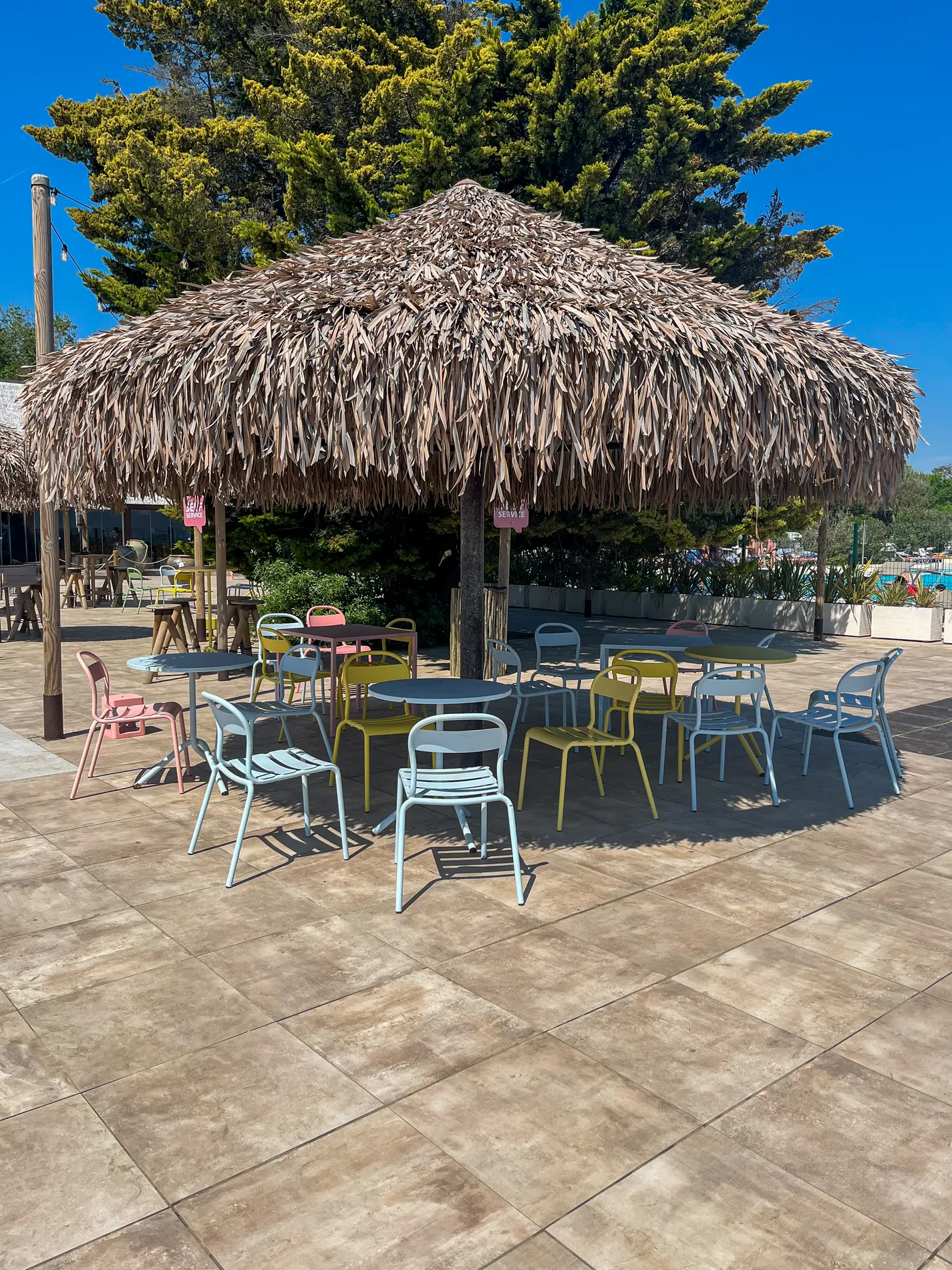 ombrelloni-foglie-palma-sintetica-bianca-gialla-marrone-etnici-esotici-stabilimenti-balneari-lidi-ristoranti-spiagge-parchi-hotel-piscine-058