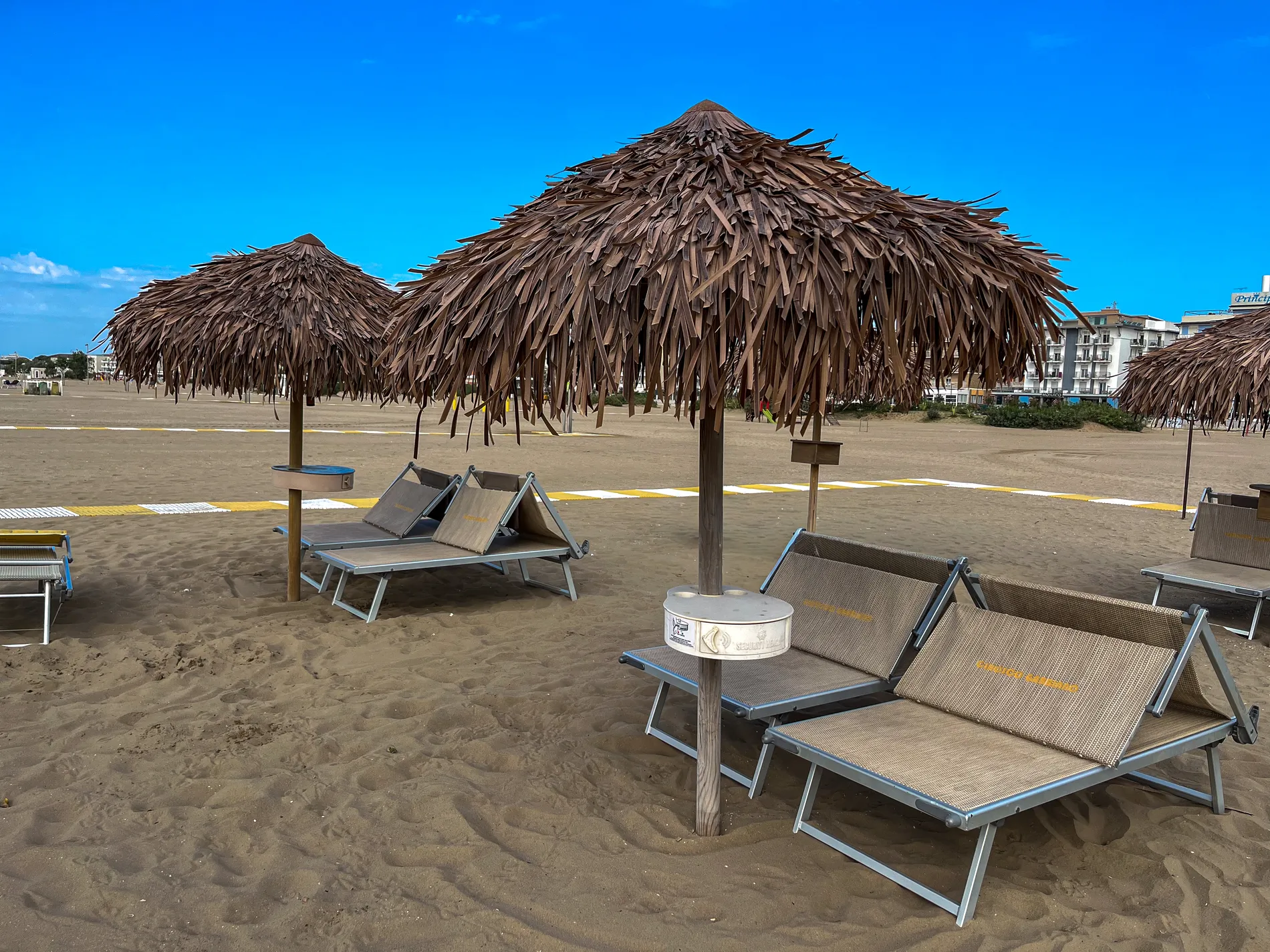 ombrelloni-foglie-palma-sintetica-bianca-gialla-marrone-etnici-esotici-stabilimenti-balneari-lidi-ristoranti-spiagge-parchi-hotel-piscine-061