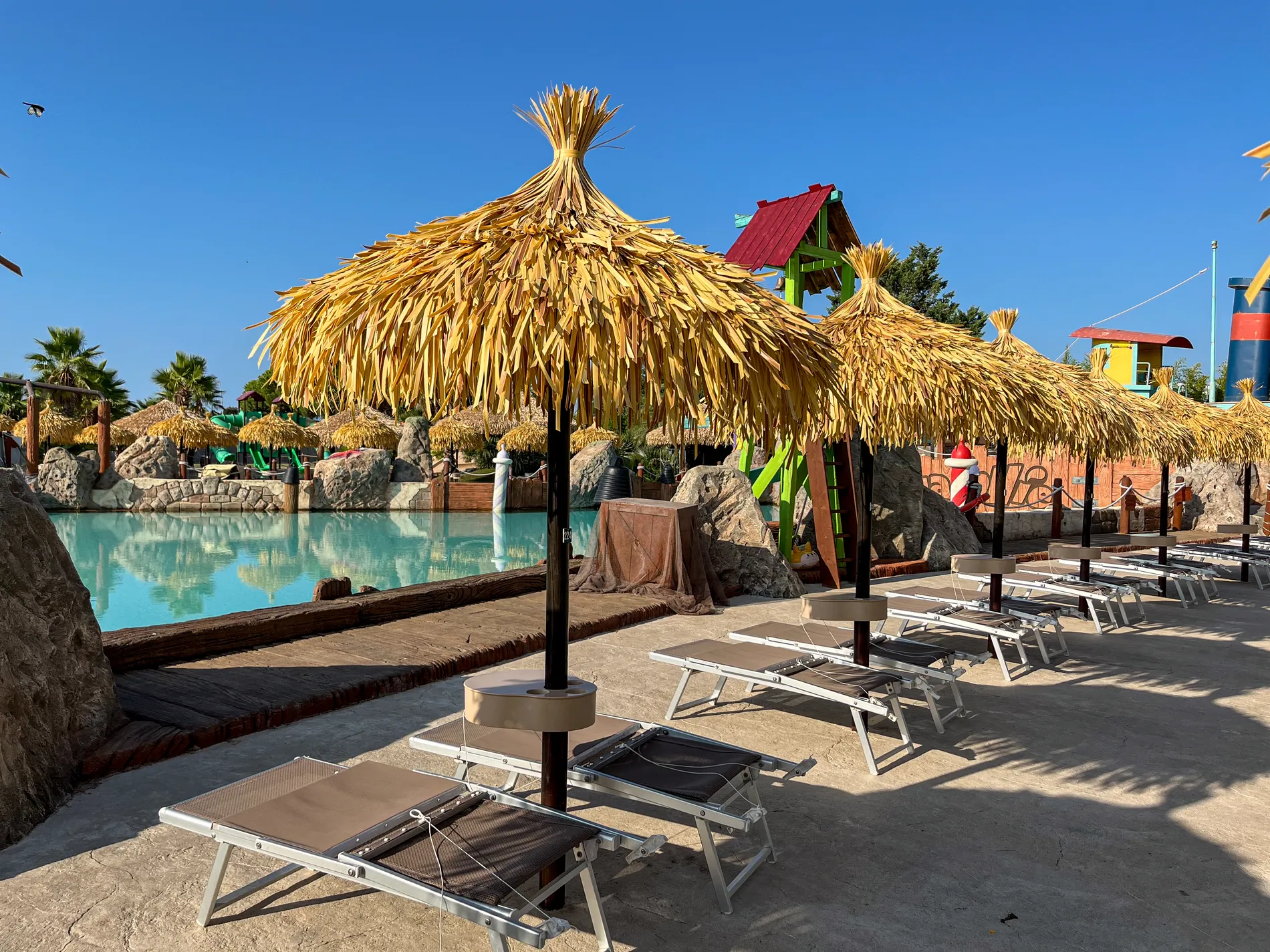 ombrelloni-foglie-palma-sintetica-bianca-gialla-marrone-etnici-esotici-stabilimenti-balneari-lidi-ristoranti-spiagge-parchi-hotel-piscine-063