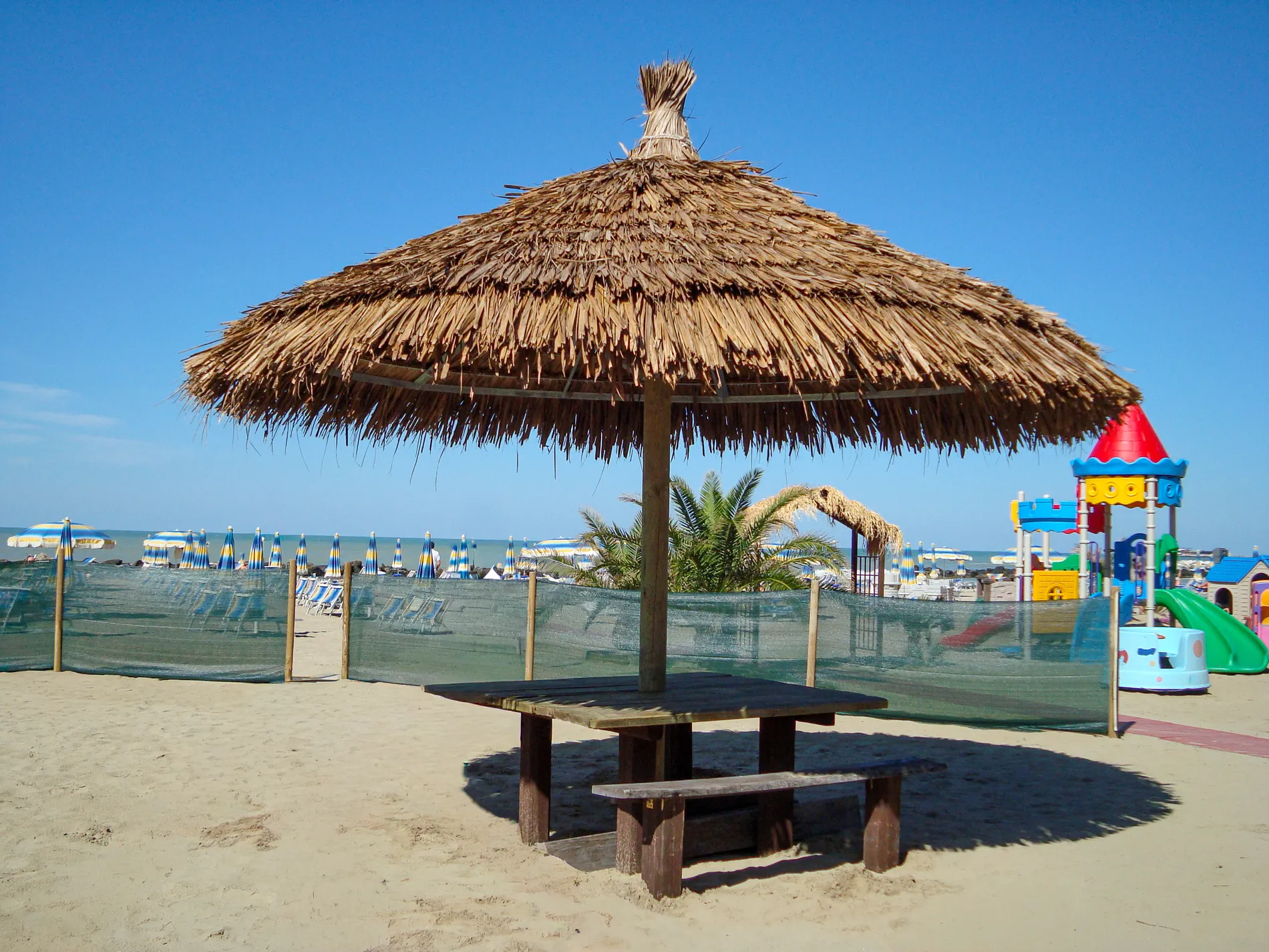 ombrelloni-makuti-foglie-palma-africana-etnici-esotici-stabilimenti-balneari-lidi-ristoranti-spiagge-parchi-hotel-piscine-001
