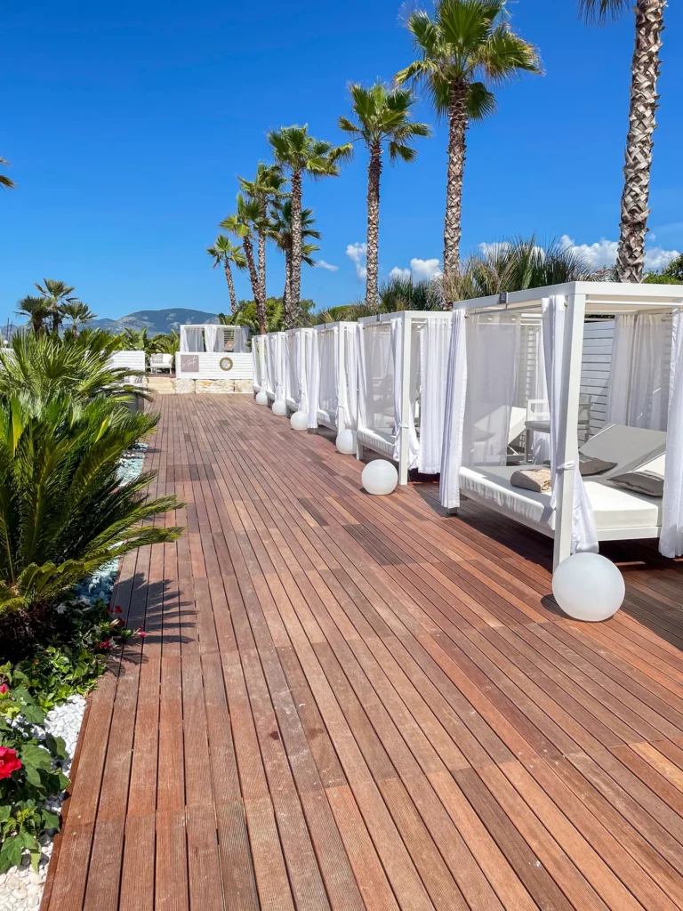 pedana-camminamento-bamboo-canne-bambu-foglie-palma-canna-africana-ombrelloni-chioschi-chiringuitos-verande-stabilimenti-balneari-lidi-ristoranti-spiagge-parchi-hotel-piscine-002