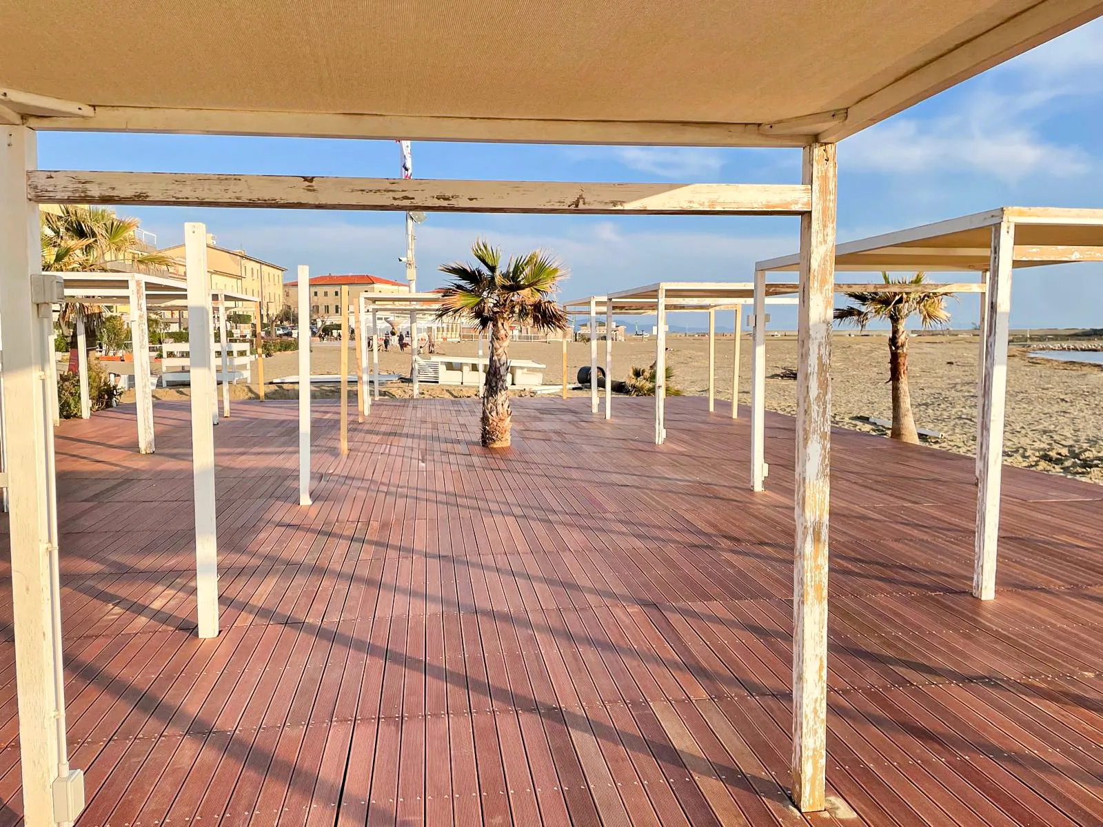 pedana-camminamento-bamboo-canne-bambu-foglie-palma-canna-africana-ombrelloni-chioschi-chiringuitos-verande-stabilimenti-balneari-lidi-ristoranti-spiagge-parchi-hotel-piscine-003