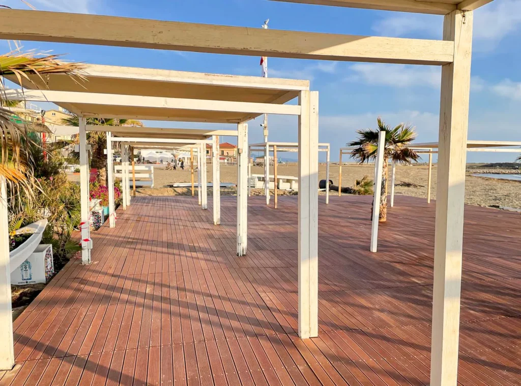 pedana-camminamento-bamboo-canne-bambu-foglie-palma-canna-africana-ombrelloni-chioschi-chiringuitos-verande-stabilimenti-balneari-lidi-ristoranti-spiagge-parchi-hotel-piscine-004