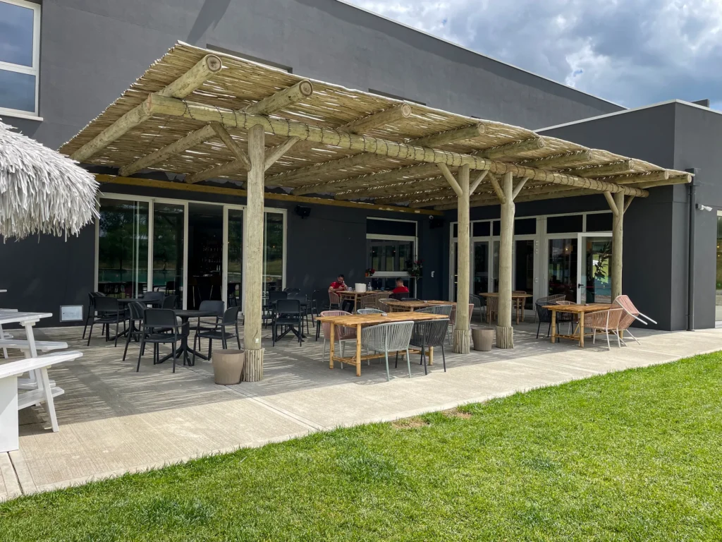 pergole-paglia-bamboo-canne-bambu-foglie-palma-canna-africana-gazebo-ombrelloni-chioschi-chiringuitos-verande-stabilimenti-balneari-lidi-ristoranti-spiagge-parchi-hotel-piscine-003