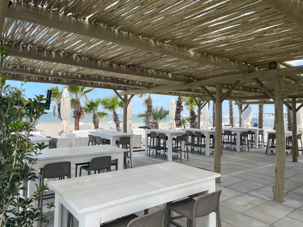 pergole-paglia-bamboo-canne-bambu-foglie-palma-canna-africana-gazebo-ombrelloni-chioschi-chiringuitos-verande-stabilimenti-balneari-lidi-ristoranti-spiagge-parchi-hotel-piscine-004