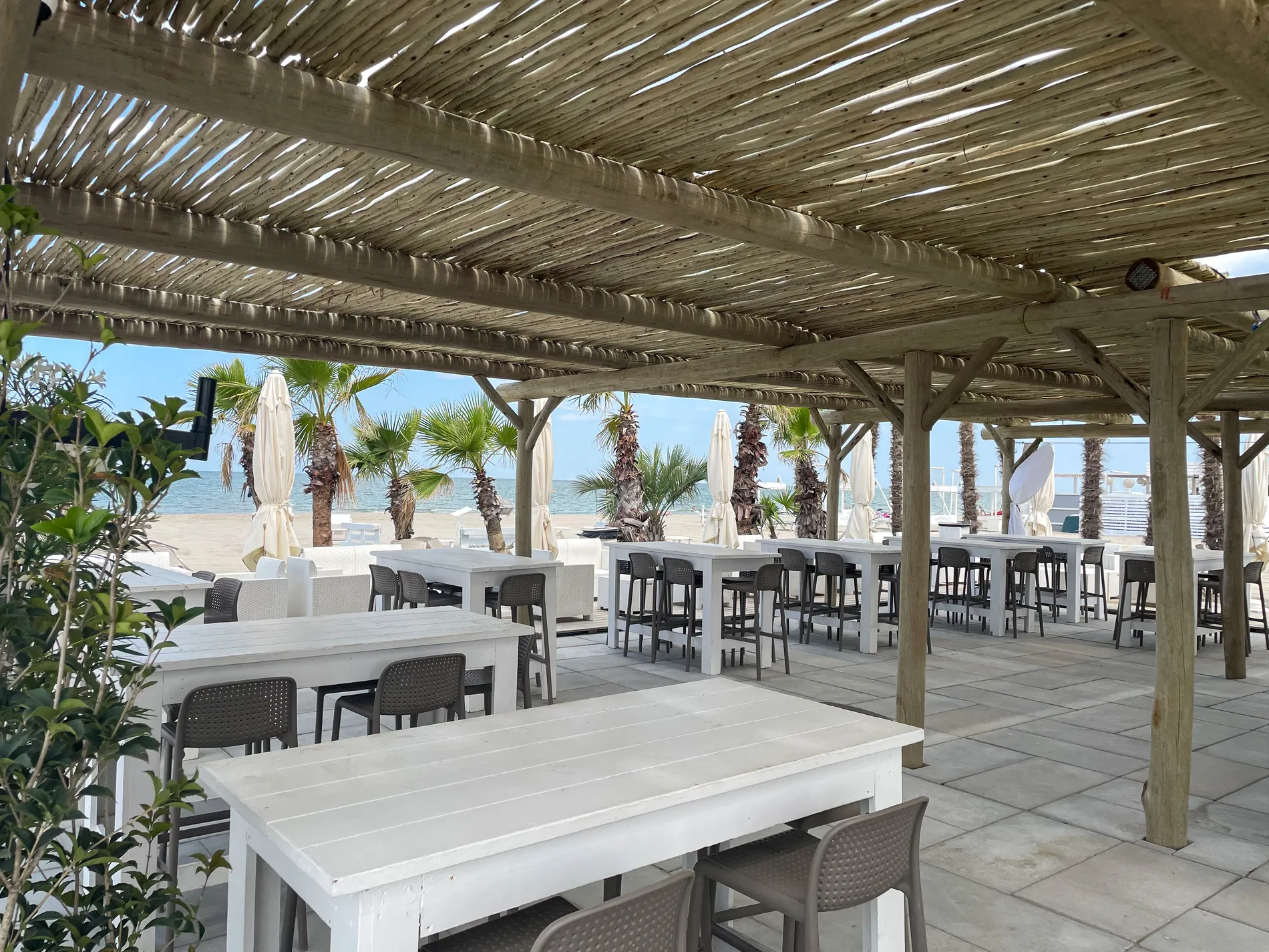 pergole-paglia-bamboo-canne-bambu-foglie-palma-canna-africana-gazebo-ombrelloni-chioschi-chiringuitos-verande-stabilimenti-balneari-lidi-ristoranti-spiagge-parchi-hotel-piscine-004