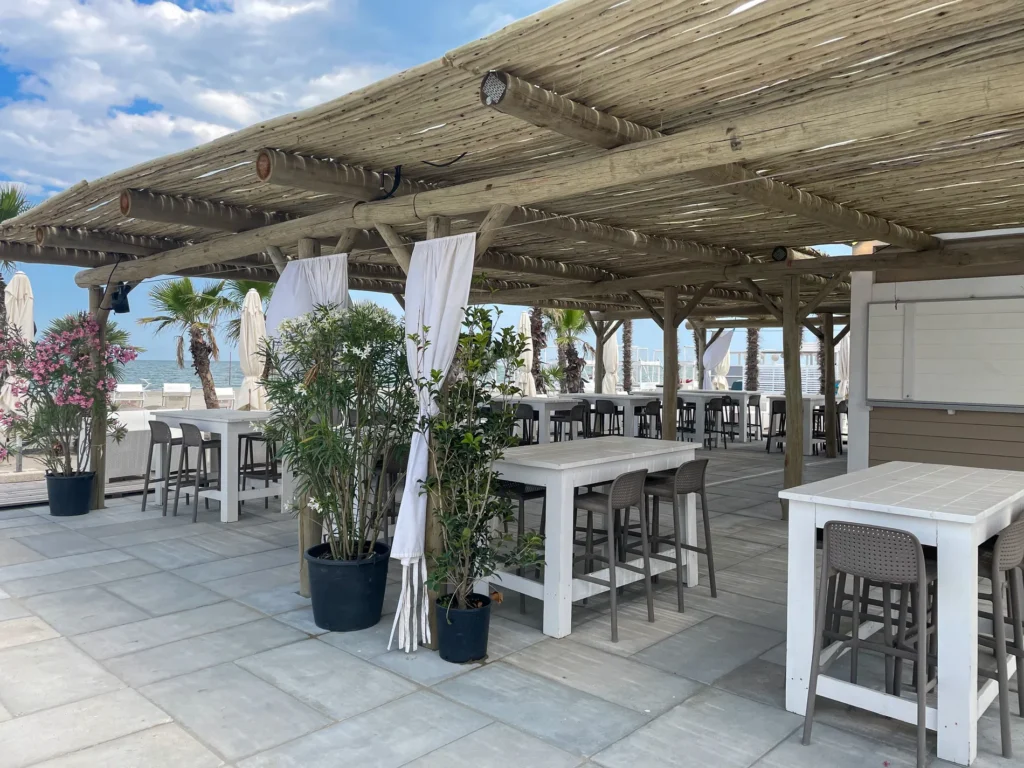 pergole-paglia-bamboo-canne-bambu-foglie-palma-canna-africana-gazebo-ombrelloni-chioschi-chiringuitos-verande-stabilimenti-balneari-lidi-ristoranti-spiagge-parchi-hotel-piscine-005
