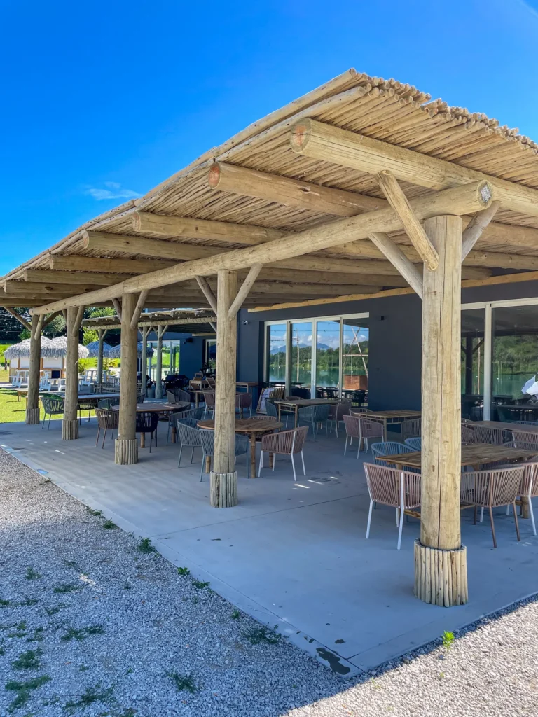 pergole-paglia-bamboo-canne-bambu-foglie-palma-canna-africana-gazebo-ombrelloni-chioschi-chiringuitos-verande-stabilimenti-balneari-lidi-ristoranti-spiagge-parchi-hotel-piscine-006
