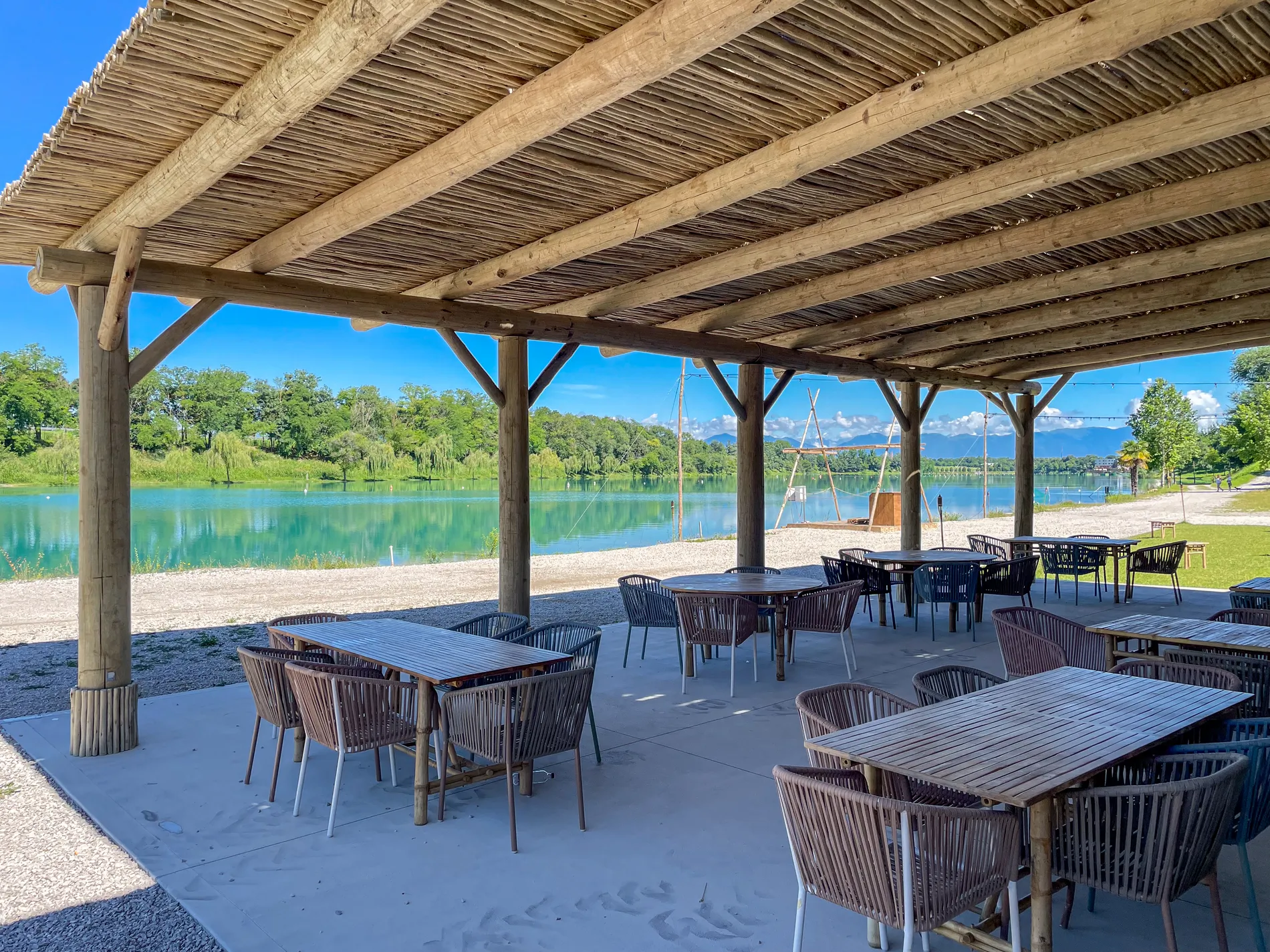 pergole-paglia-bamboo-canne-bambu-foglie-palma-canna-africana-gazebo-ombrelloni-chioschi-chiringuitos-verande-stabilimenti-balneari-lidi-ristoranti-spiagge-parchi-hotel-piscine-007