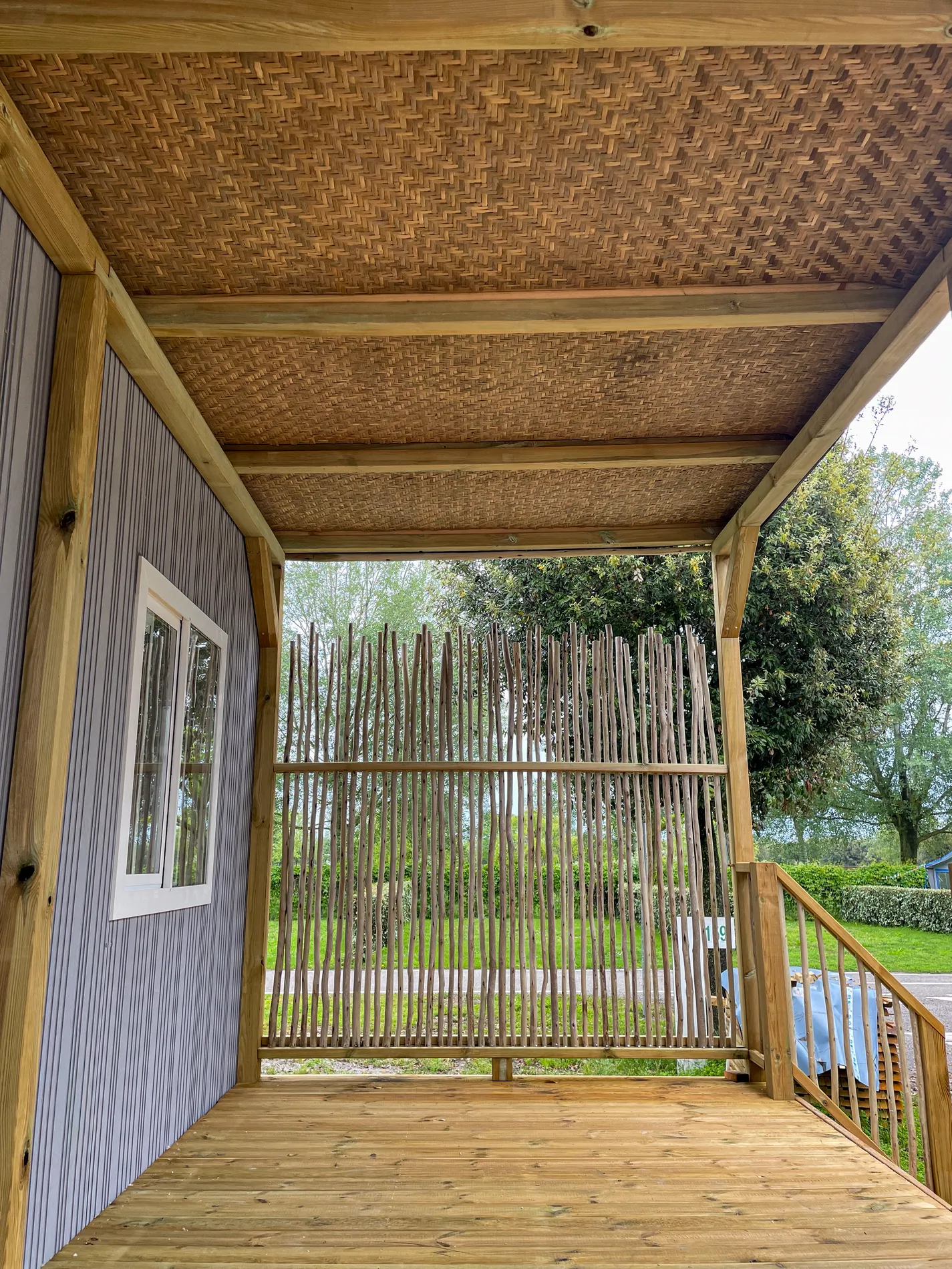 verande-paglia-bamboo-canne-bambu-foglie-palma-canna-africana-gazebo-ombrelloni-chioschi-chiringuitos-verande-stabilimenti-balneari-lidi-ristoranti-spiagge-parchi-hotel-piscine-001